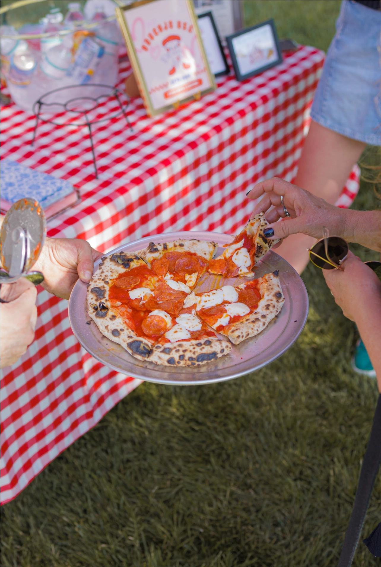 Slicing pizza